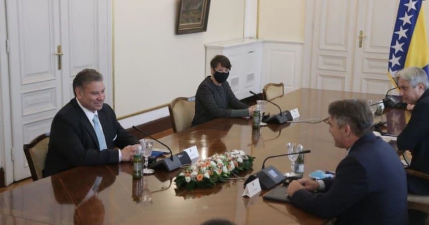 SHBA në tavolinë me të shpallurin “non grata”, Escobar takohet me Dodik (VIDEO)