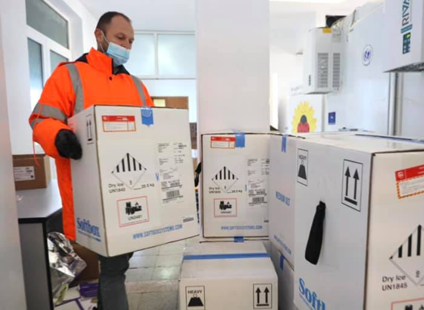 Mbërrijnë në Shqipëri edhe 74,880 doza të vaksinës Pfizer