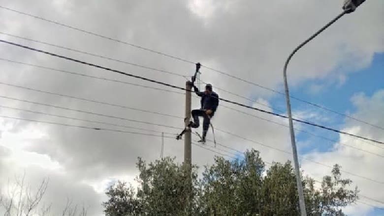 Himarë/ Punonjësi i OSHEE bie nga shtylla e tensionit