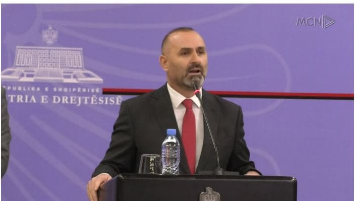 Manja denoncon inspektorët e AKU-së në Fier (VIDEO)