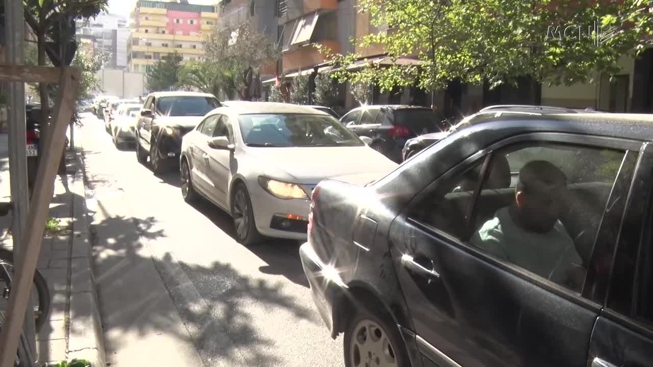 I pari i vendit mban  dy orë në "shtetrrethim" Komunën e Parisit (VIDEO)
