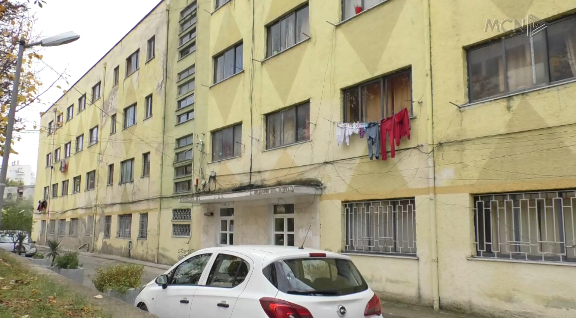 Studentë në godinën e shpallur të pabanueshme (VIDEO)