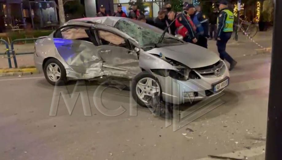    Aksidentohen dy mjete te ’21 Dhjetori’, vdes shoferi dhe pasagjeri (VIDEO)