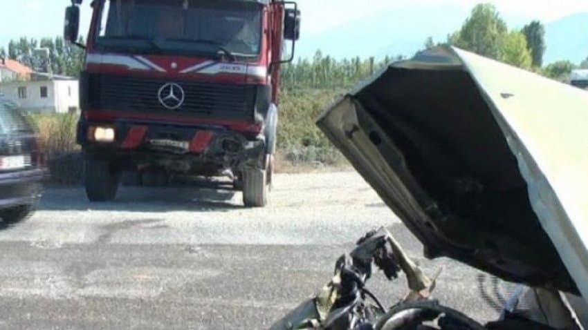 Makina përplaset me kamionin në aksin Lezhë-Milot, një i plagosur