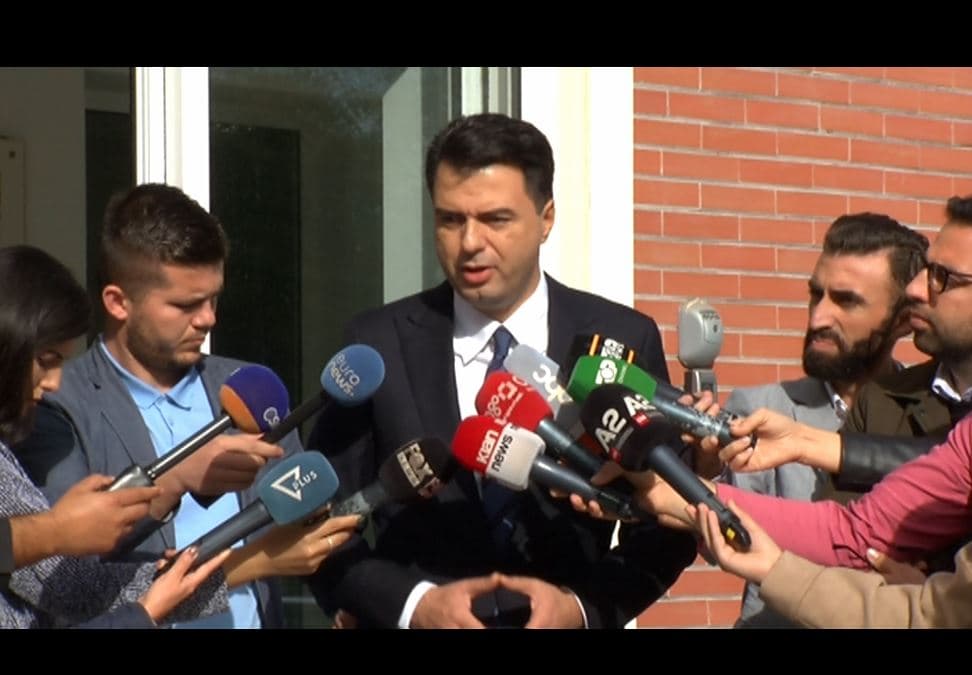     Berisha dorëzoi firmat/ Basha: Qeveria është bërë pjesë e një puçi brenda PD-së! (VIDEO)
