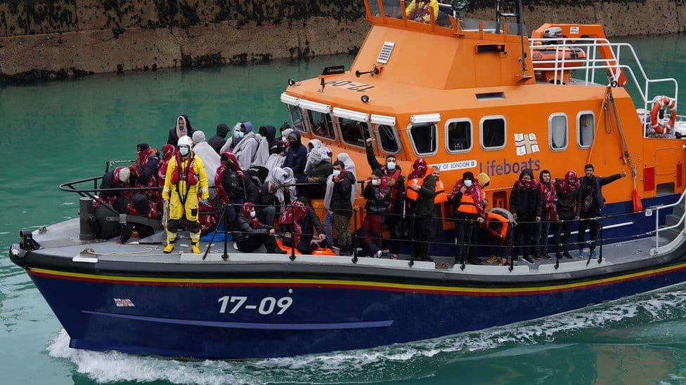 Regjistrohet rekord i ri ditor i emigrantëve që kalojnë Kanalin drejt Britanisë së Madhe