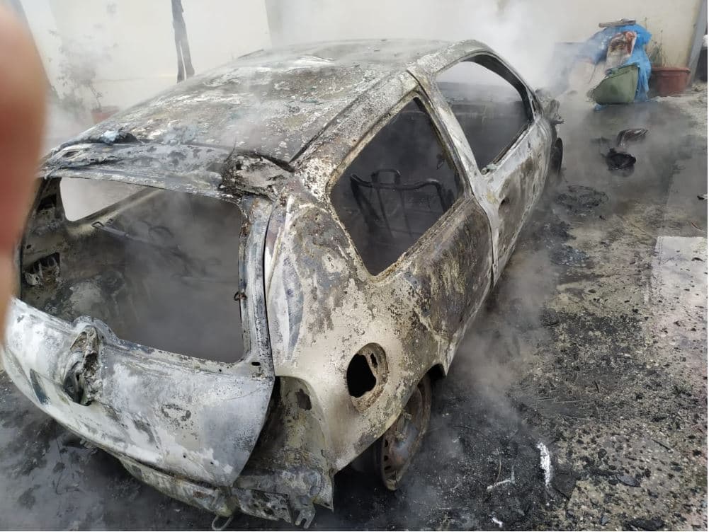 Digjet në oborrin e shtëpisë një makinë në Vlorë, dyshohet për zjarrvënie të qëllimshme