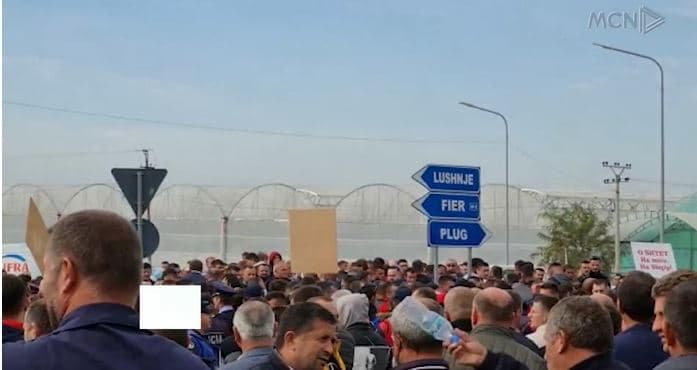 Fermerët protestojnë për ndryshimet fiskale (VIDEO)