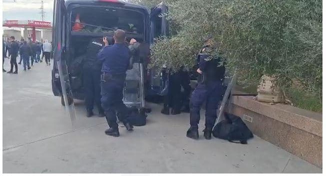 Video/ Kundërshtojnë paketën fiskale, fermerët e Lushnjës në protestë (VIDEO)