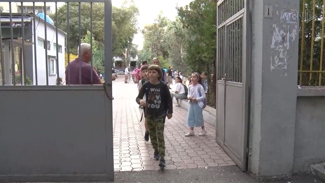 Psikologu në shkollat publike “inekzistent”/ Fëmijët: Nuk i njohim (VIDEO)