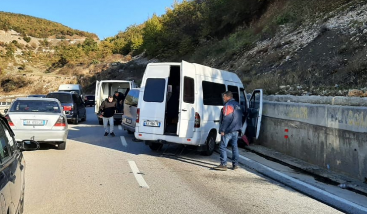    Kamioni përplaset me autobusin në Librazhd, plagosen dy pasagjerë