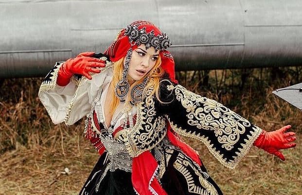      Rita Ora i dhuron Tiranës kostumin popullor shqiptar, pjesë e videoklipit “Gunna”