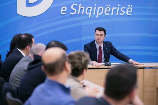 Mbledhja e Kryesisë së PD-së shoqërohet me debate të forta mes deputetëve