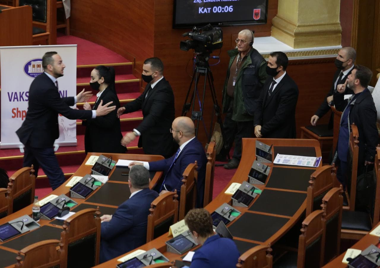 “O kone, çohu në këmbë”, Salianji përplaset fizikisht me Braçen (VIDEO)