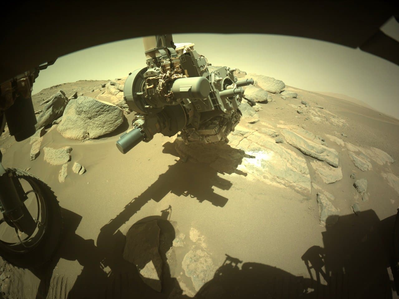 Njerëzit thonë se kanë pikasur një alien në fotot e planetit Mars