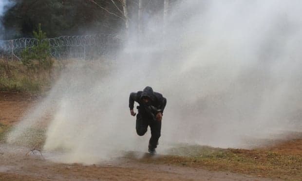 Policia polake, gaz lotsjellës ndaj personave që përpiqen të kalojnë kufirin nga Bjellorusia