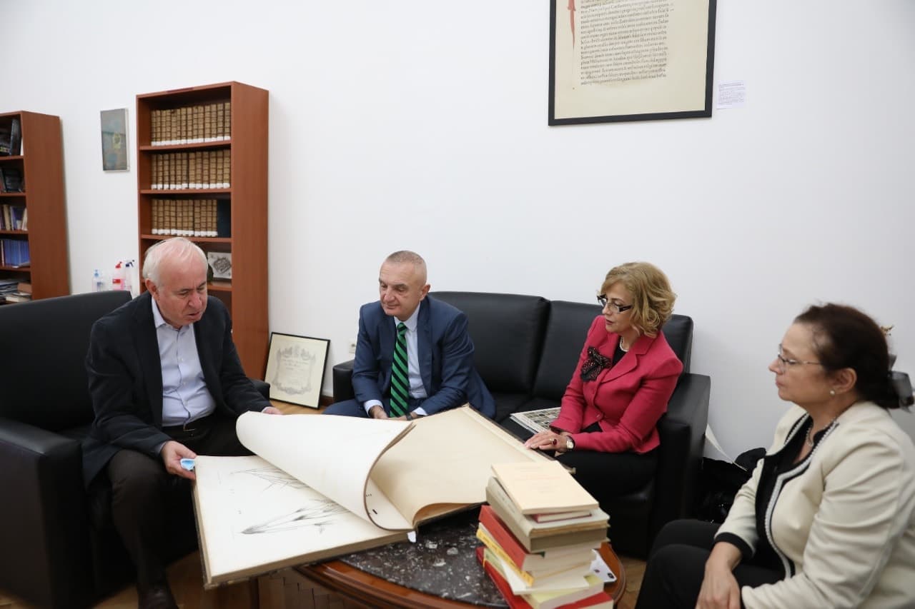  Presidenti Meta i dhuron Bibliotekës Kombëtare 12 libra autorësh arbëreshë
