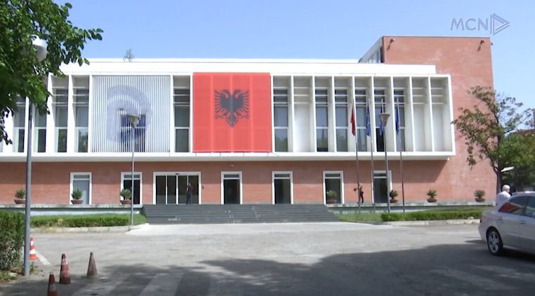 Dy Kuvende dhe një parti (VIDEO)