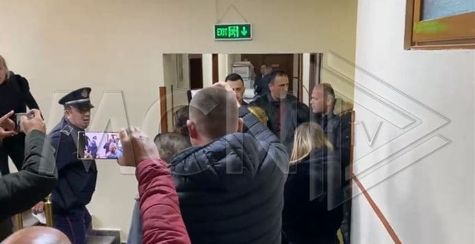 Klodian Çalamani del në gjyq, familjarët e 8-vjeçarit futen me forcë në gjykatë (VIDEO)