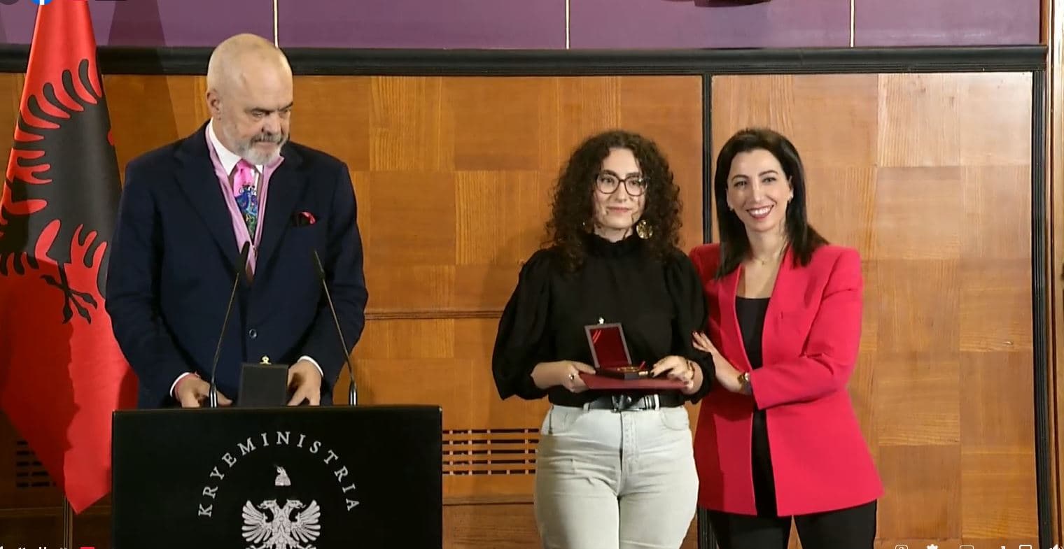    Kryeministri nderon me “Medaljen e Artë” nxënësit ekselentë të gjimnazeve