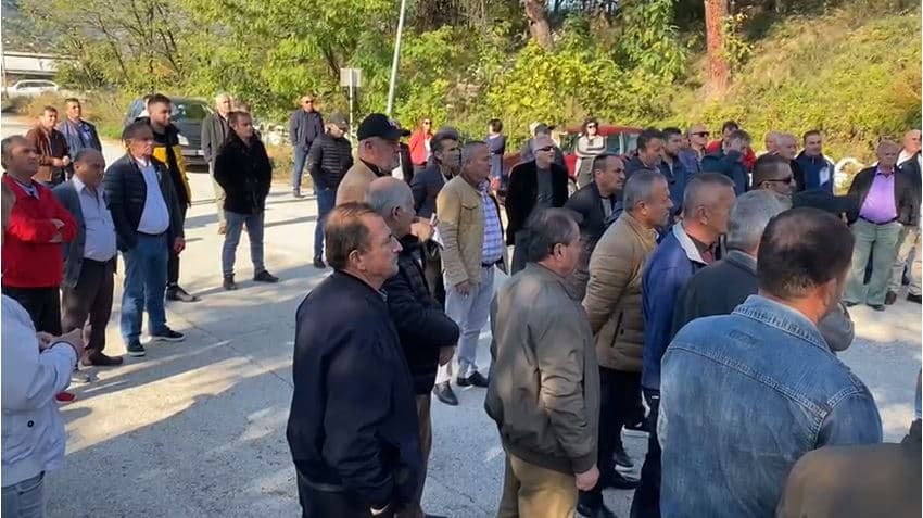 Naftëtarët e Ballshit në protestë: Duam likuidim total, s’lejojmë demontimin e rafinerisë (VIDEO)