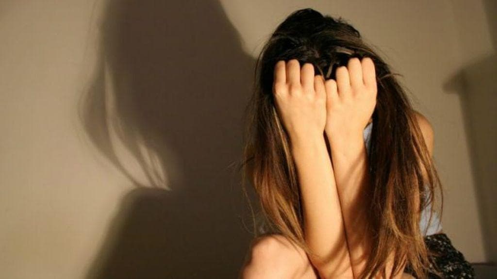 Dyshohet se ngacmoi seksualisht mbesën 11-vjeçare, arrestohet një person në Vlorë