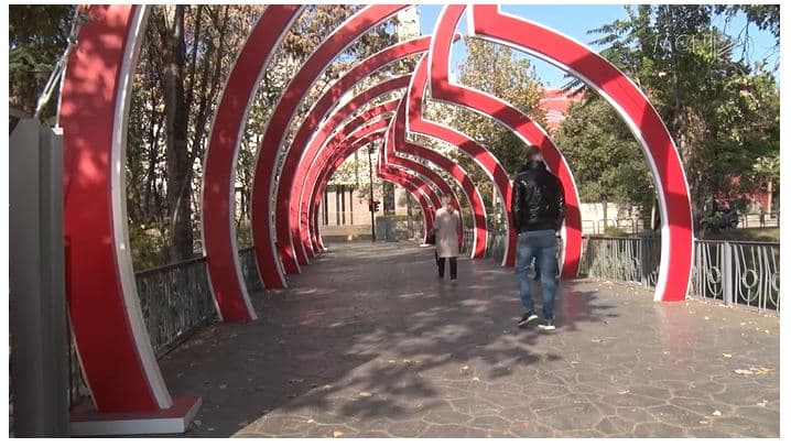 Dekorimi i urës pa garë, bashkia pranon “dhuratën” e mirëmbajtjes (VIDEO)