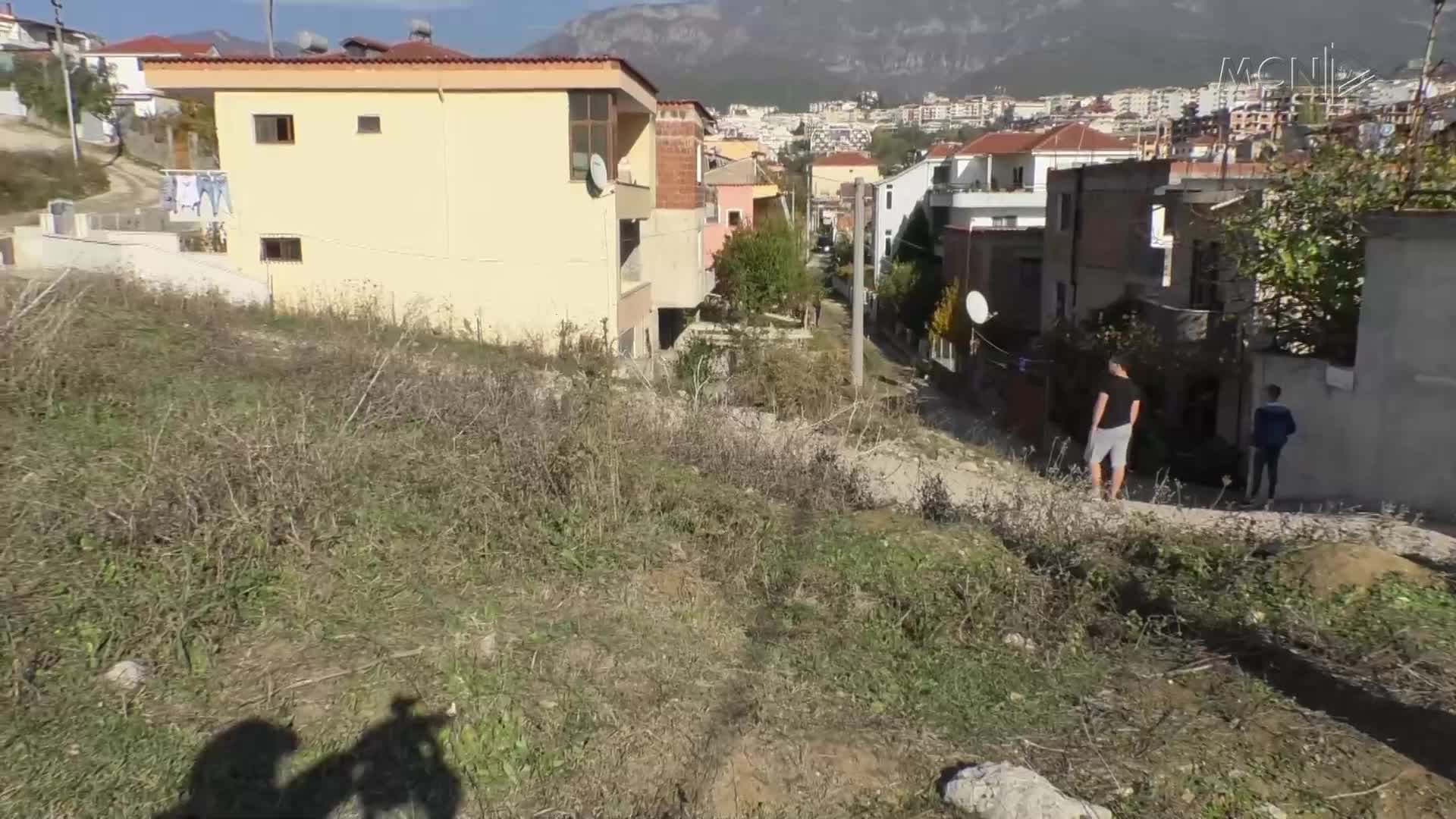 Banorët e Shkozës në protestë (VIDEO)