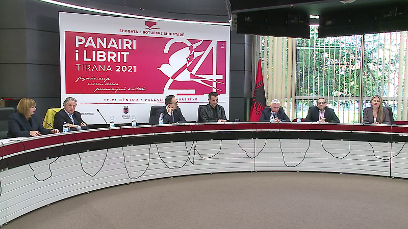   Ndahen çmimet fituese në Panairin e Librit/ Autori më i mirë shqiptar-Virgjil Muçi 