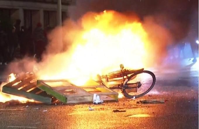  Holandezët protestojnë kundër masave kufizuese antiCovid