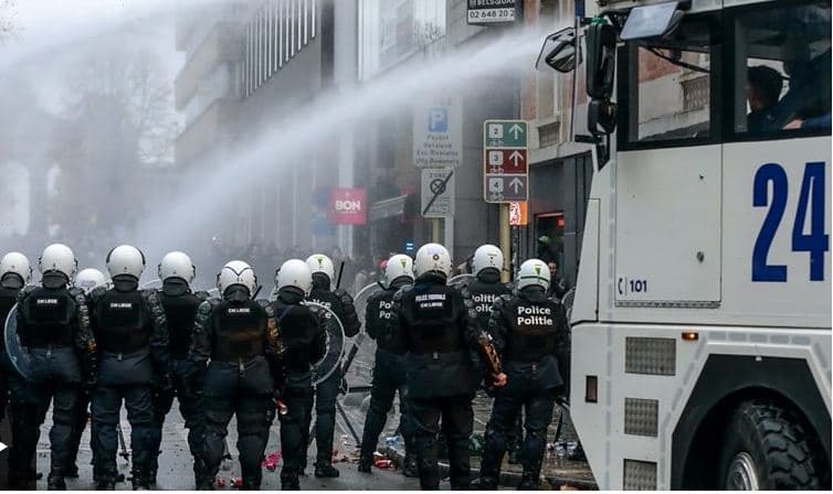Austria në izolim total pavarësisht protestave, masat deri në 12 dhjetor (VIDEO)