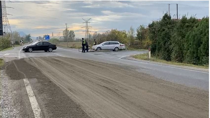 Video/ Hidhet rërë në aksin Lezhë-Milot, rrezik për drejtuesit e mjeteve