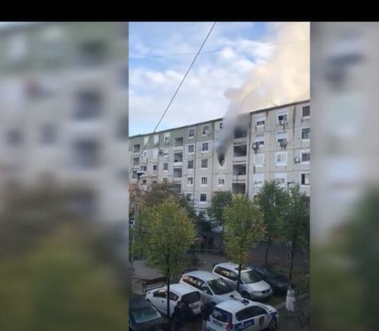 Kati i katërt i një banese në Tiranë përfshihet nga flakët