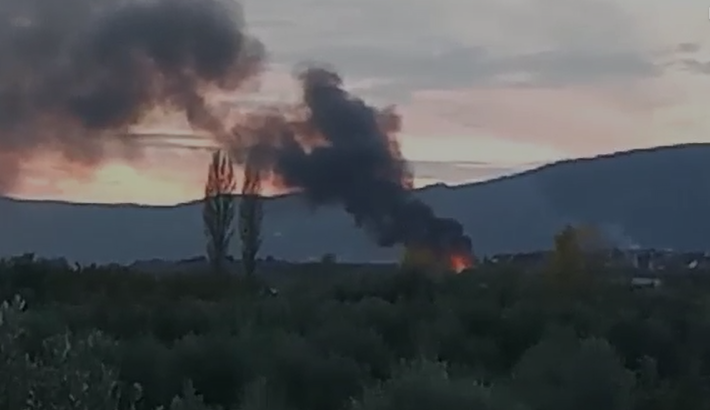 Elbasan, kontenierët e mbetjeve tek “Metalurgjiku” përfshihen nga flakët (VIDEO)