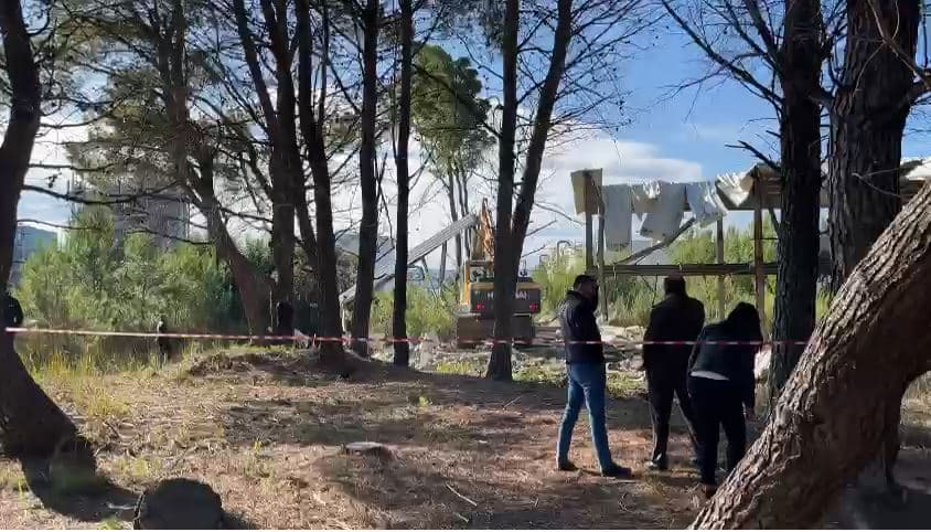 Video/ IKMT aksion në "Pyllin e Sodës" në Vlorë, prishen 10 objekte pa leje