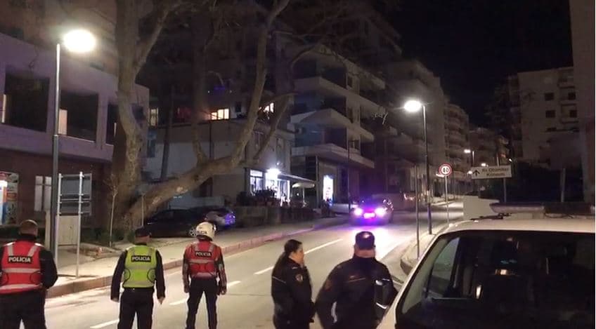 Të shtëna pranë portit të jahteve në Vlorë, një person goditet në kokë me qytën e pistoletës