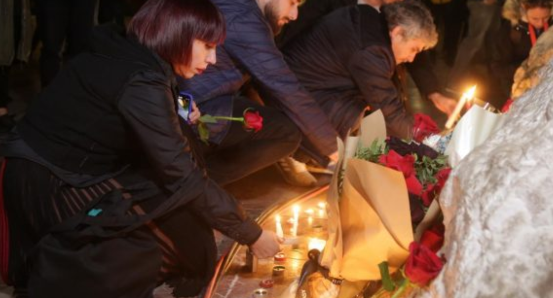 Aksidenti tragjik në Bullgari, qytetarët ndezin qirinj te sheshi “Skënderbej”