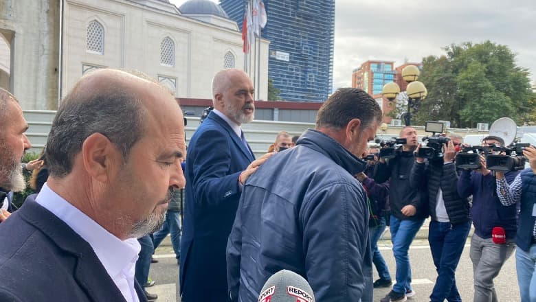 Fermerët e Lushnjës protestë para Kuvendit, Rama: Hajdeni brenda dhe flasim