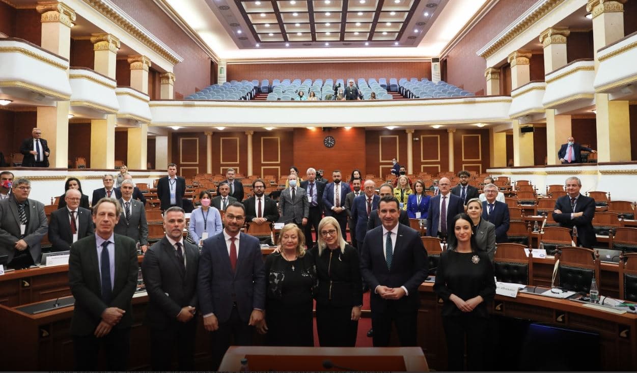 Kadare nderohet me Medaljen e "Kalorësit të Madh të Pleiadës, të Frankofonisë dhe Dialogut mes Kulturave"