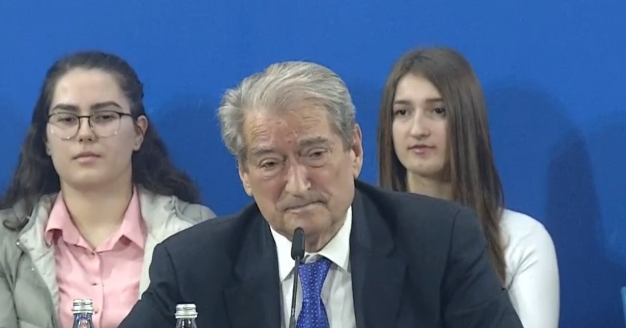 Berisha akuza Bashës: Je i përshtatshëm për qelitë në Shqipëri dhe SHBA