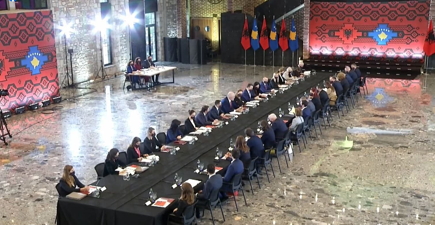  Mbledhja e dy qeverive/ Rama: Sfidë e përbashkët-zbatimi i marrëveshjeve; Kurti: Të flasim si diplomat e të punojmë si patriotë!(VIDEO)