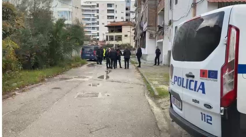 Hidhet nga pallati një grua 34 vjeçe bashkë me fëmijën e saj 1 vjeç (VIDEO)