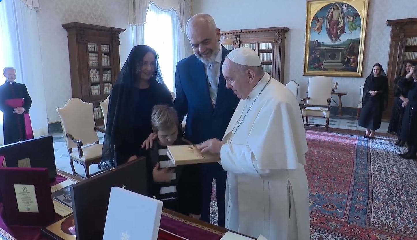   Rama pritet nga Papa Francesco, pranon medaljen e Vatikanit