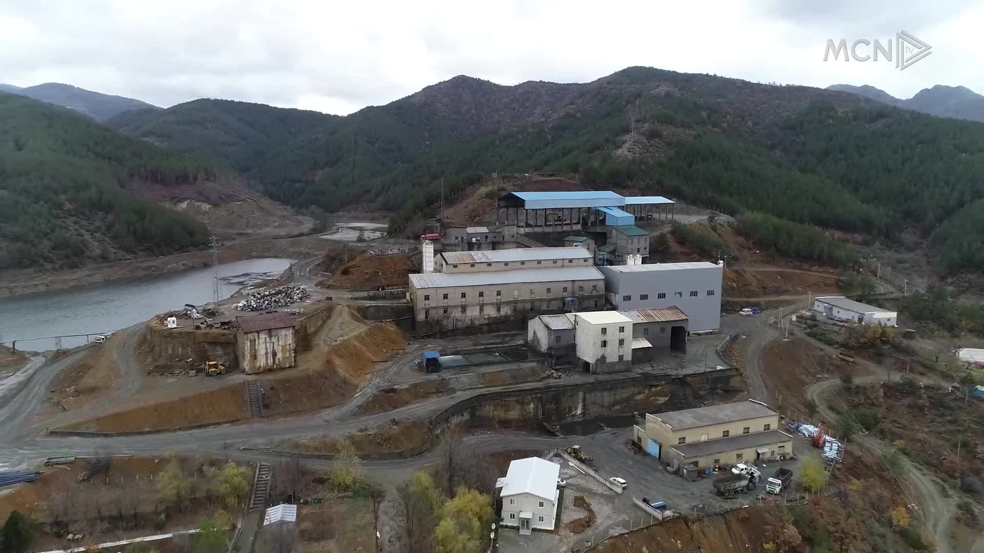 “Fani i kuqërremtë”/ Dyshime për ndotjen e lumit nga fabrika e bakrit (VIDEO)