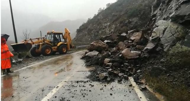 Bllokohet qarkullimi në Shkopet, shkak shembja e një masivi shkëmbor (VIDEO)