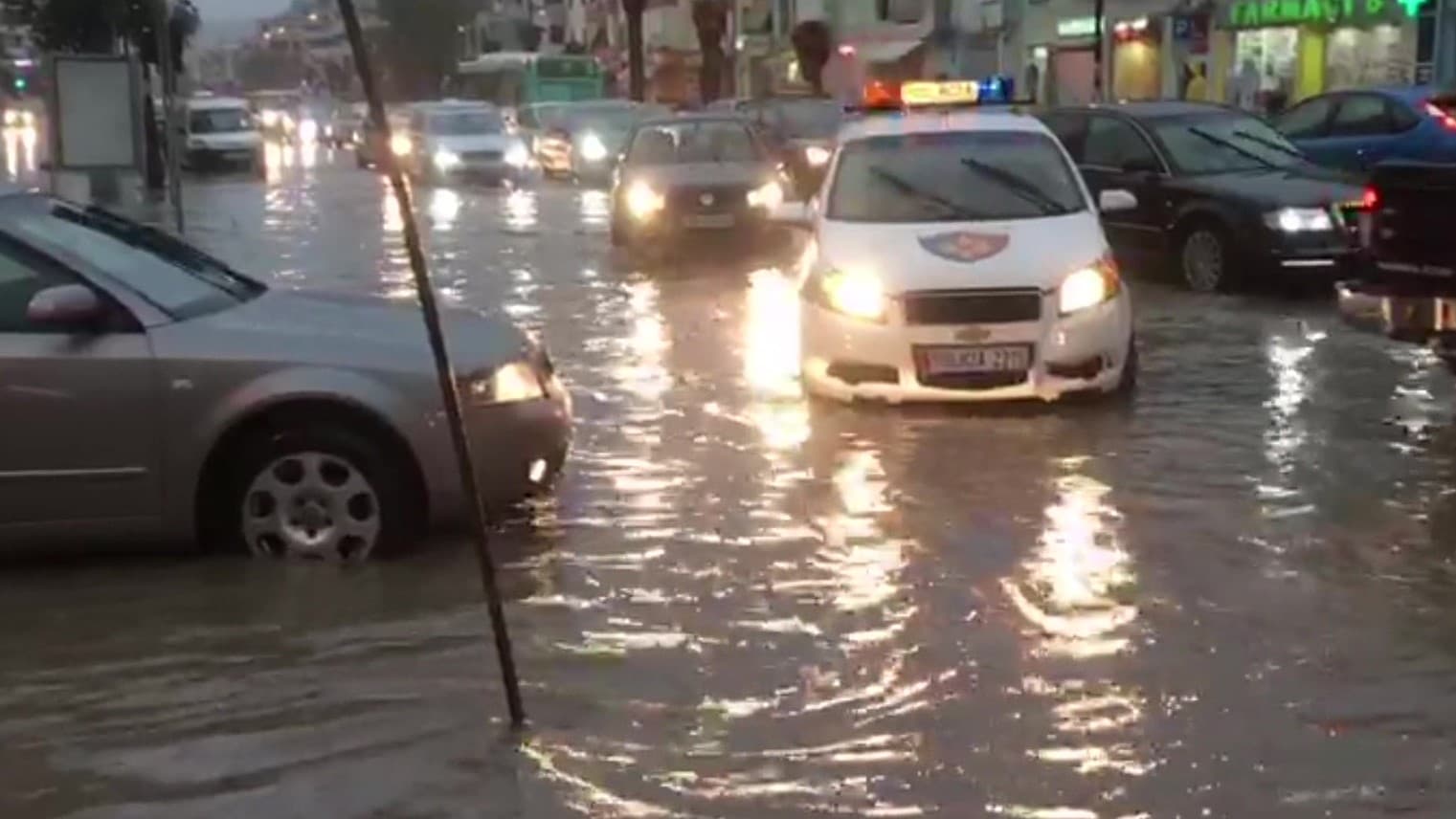 Shiu përmbyt Vlorën 