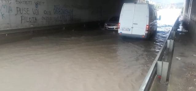 Përmbytet nënkalimi në autostradën në Fushë-Mamurras, vështirësi në qarkullimin e automjeteve