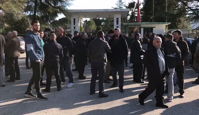 Tentuan të futeshin në rafinerinë e Ballshit, procedohen penalisht naftëtarët