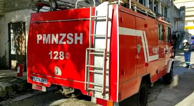 Përfshihet nga flakët kabina elektrike në Gjirokastër, rrezikohet godina e Pallatit të Sportit