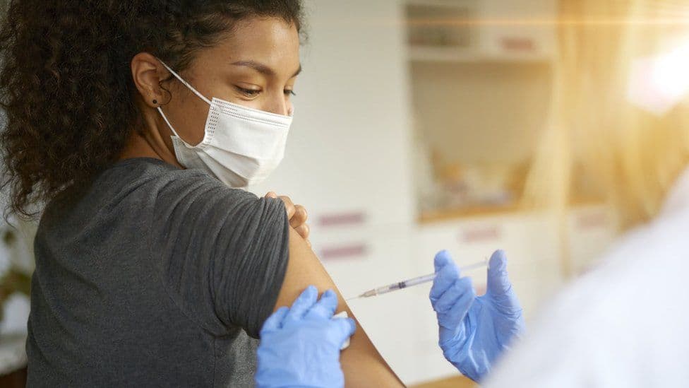 Mpiksja e gjakut pas vaksinës AstraZeneca, shkencëtarët gjejnë ‘shkakun’